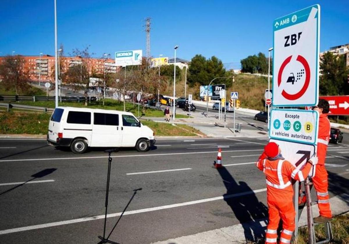 DGT Cómo entrar en las Zonas de Bajas Emisiones sin la pegatina en tu